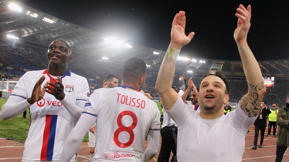 Mathieu Valbuena salutes the Lyon faithful. AFP