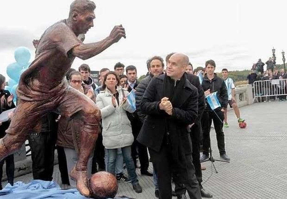Messi statue