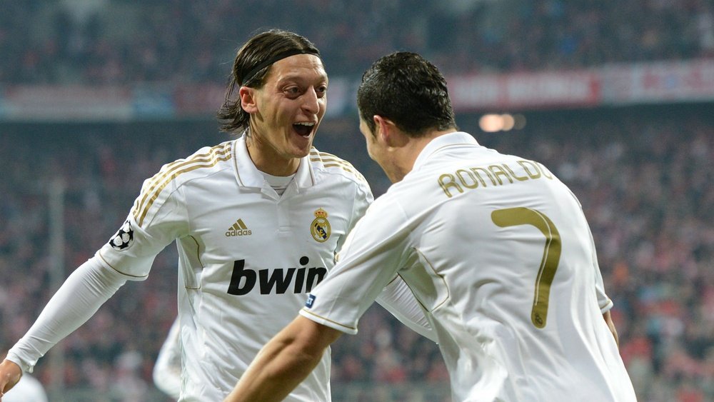 Ozil(esquerda) e Cristiano Ronaldo(Direita) comemorando um gol - Fonte: Goal