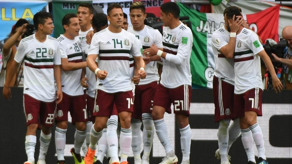 México Vs Suécia. Conceito De Futebol. Futebol Com Bandeiras Na