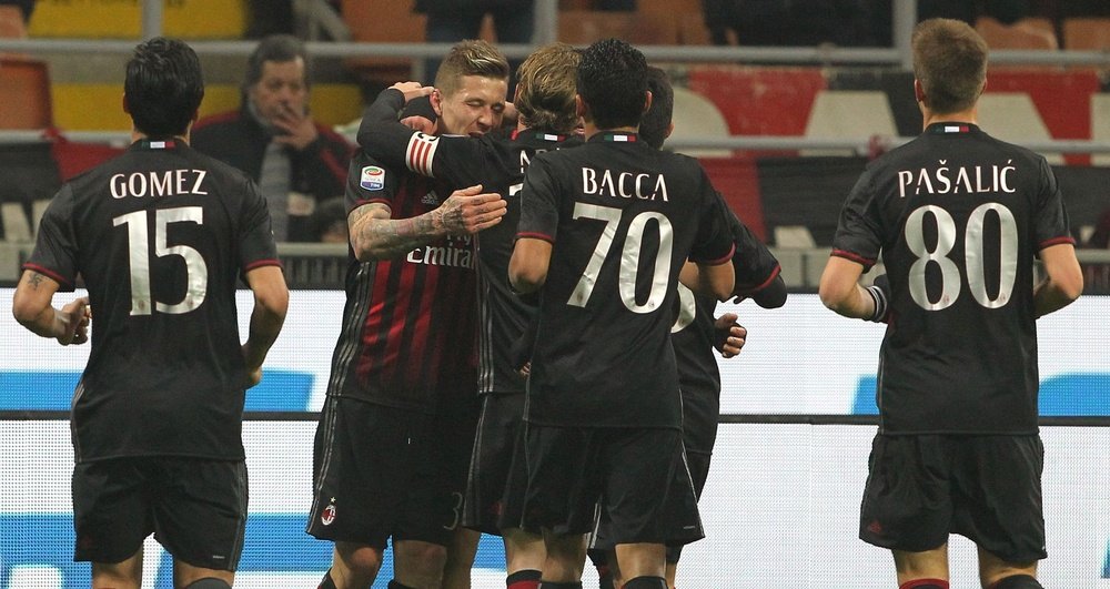 Les joueurs de Milan célèbrent leur victoire. GOAL