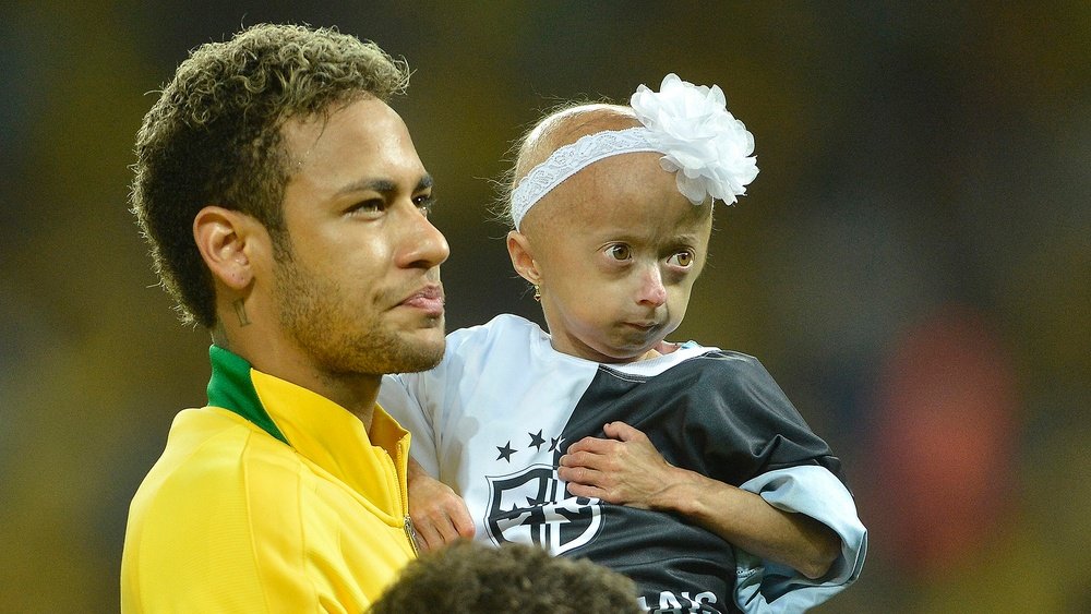 Neymar levou uma pequena rapariga nos braços antes do jogo com o Chile. Goal