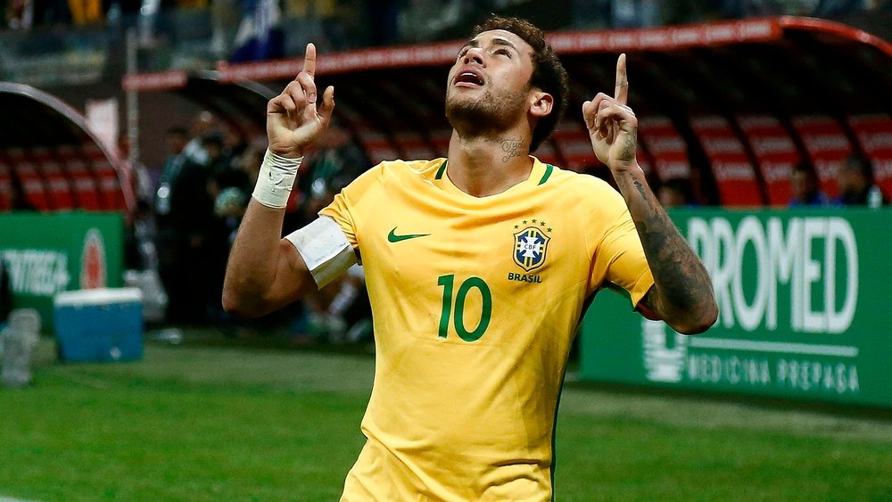 Neymar está próximo de igualar a Romário. Goal