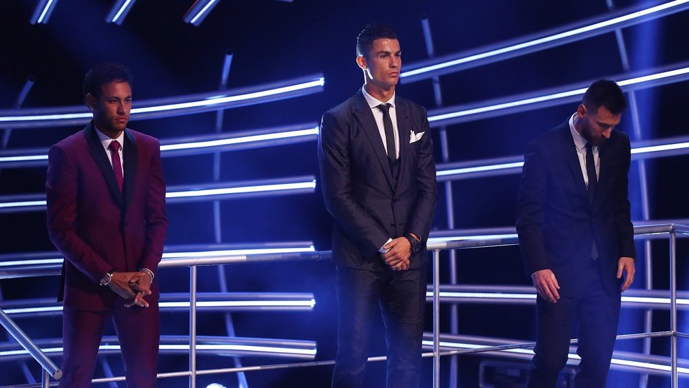 Messi e CR7 no sprint final, Neymar e outros candidatos no vácuo.