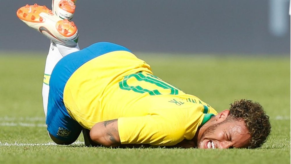 Neymar received rough treatment from the Austrians. GOAL