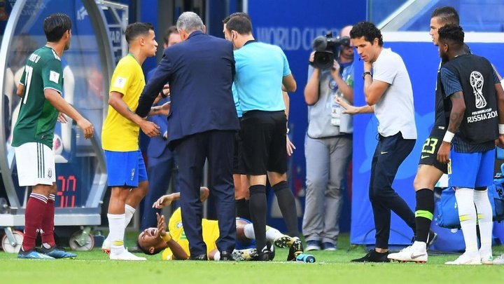 'Neymar should dedicate himself to playing football'