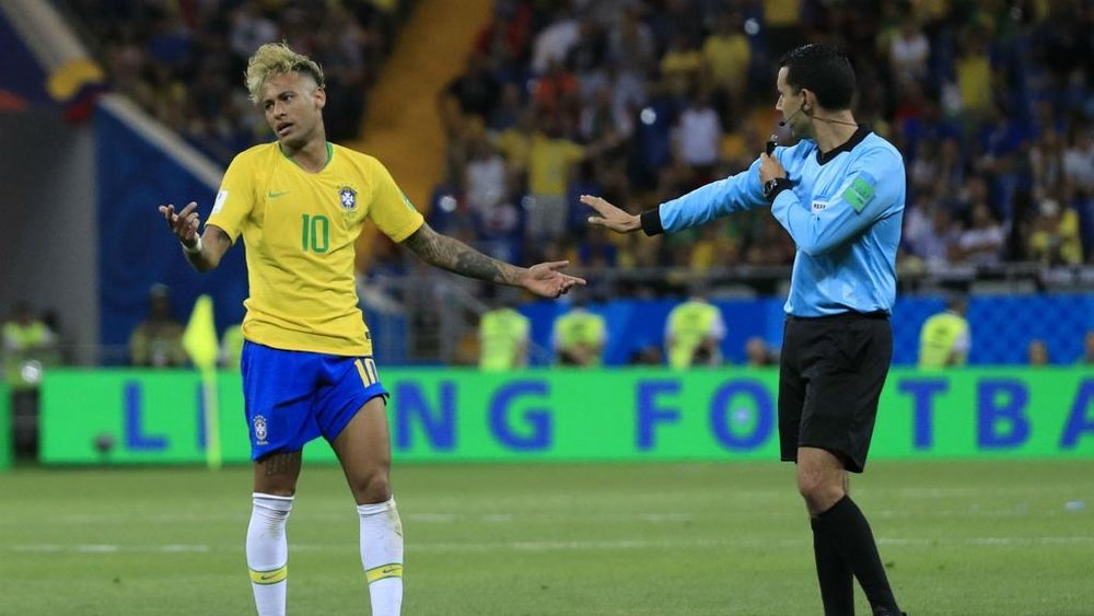'Aching' Neymar urges referees to intervene