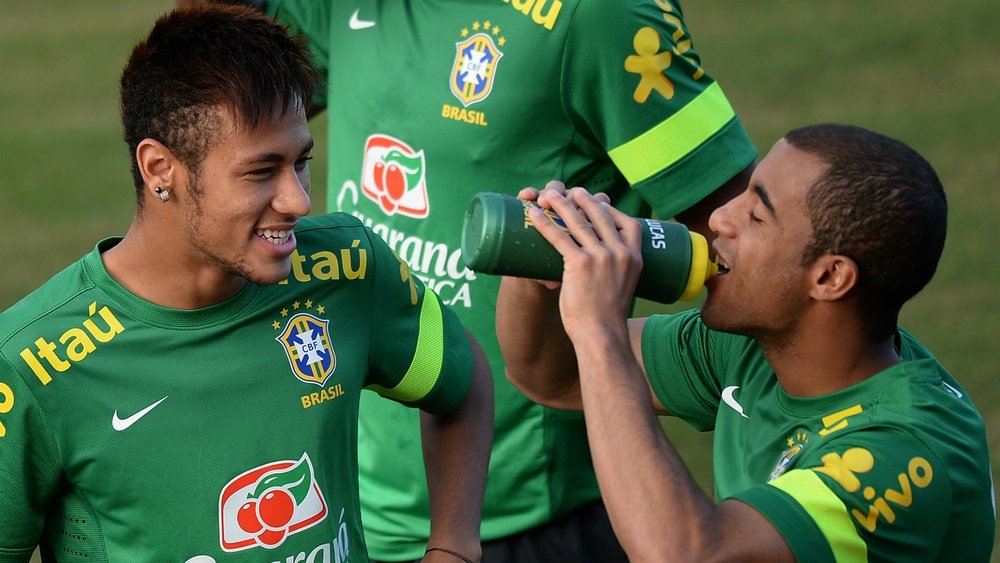 Parças e rivais: Neymar x Lucas. Goal