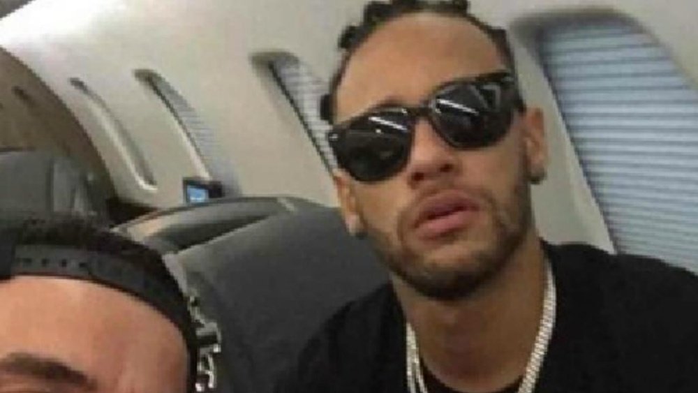 Curtindo com os ‘parças’, Neymar é chamado de Stevie Wonder