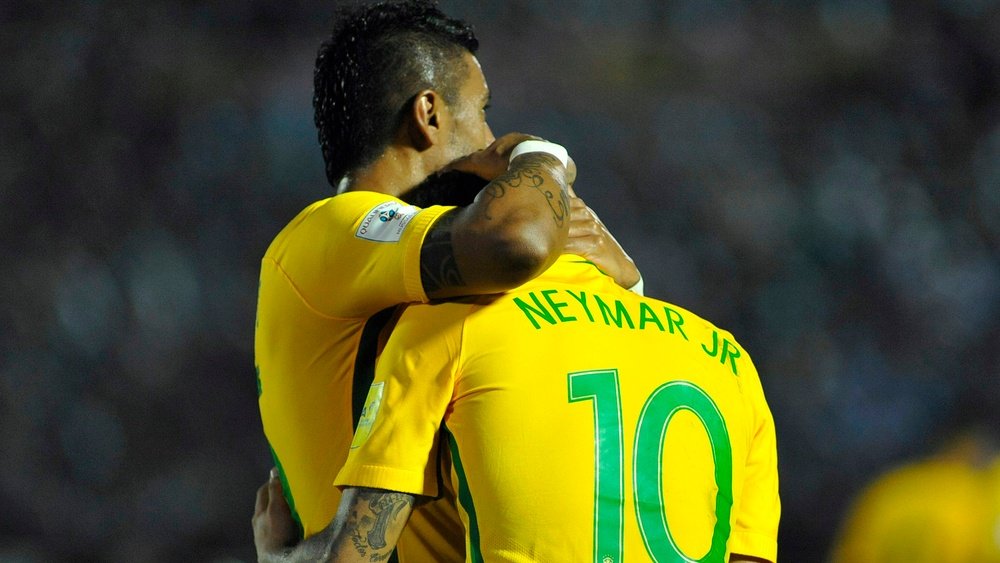 Neymar et Paulinho durant un match éliminatoire pour le Mondial en Russie 2018. AFP