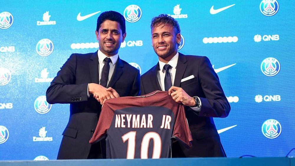 A mudança de Neymar para Paris chocou o mundo do futebol no verão de 2017. Goal