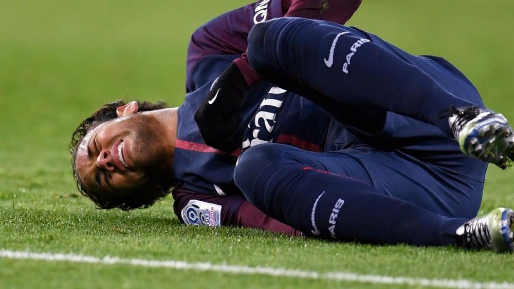 Neymar tem estado ausente por lesão. GOAL