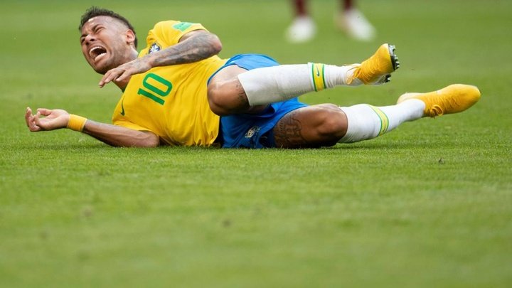 Kompany ignora simulações de Neymar: 
