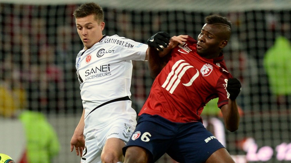 De Preville à la lutte avec Ibrahim Amadou lors du match de Ligue 1 entre Lille et Reims. Goal