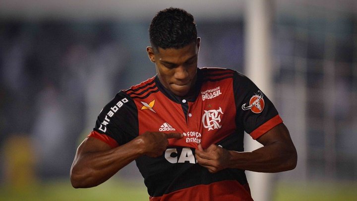 Berrío sofre ruptura no ligamento e desfalca o Flamengo por oito meses