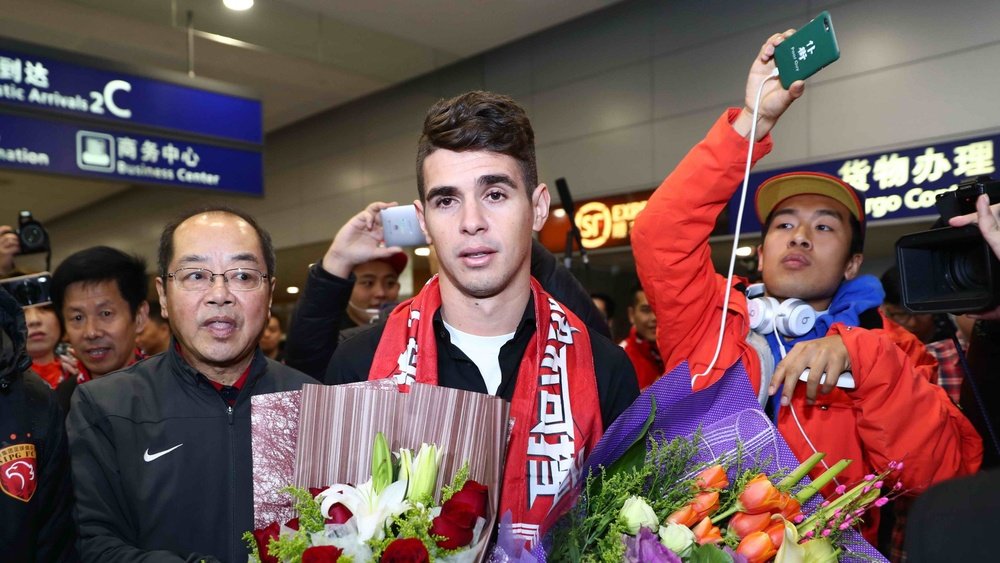 Oscar is mobbed after arriving at Shanghai airport. Goal