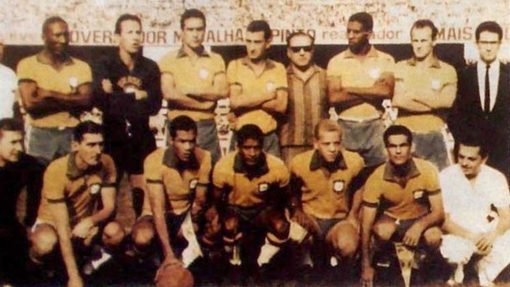 Imagem lendária do time que 'fez de conta' ser o Brasil, a 07 de setembro de 1965. Goal