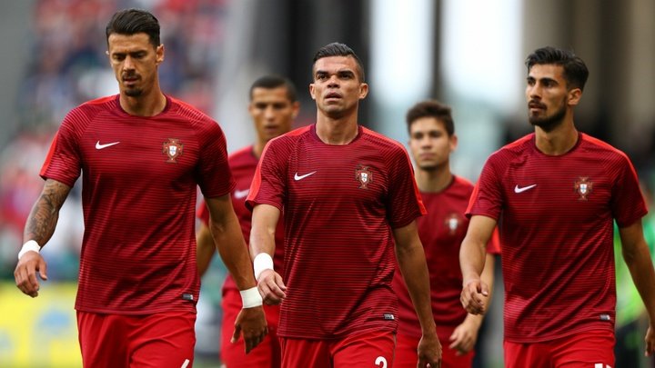 Portugal players pay tribute to forest fire victims