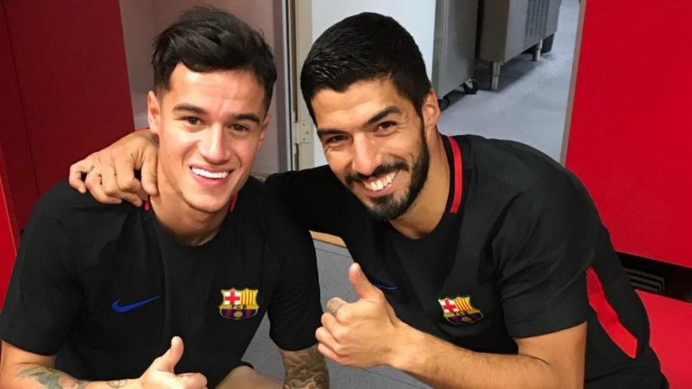 Look away, Liverpool fans! Suarez welcomes Coutinho to Barcelona. Goal