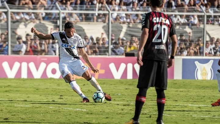 'Macaca' vence com gols de Danilo Barcelos e pressiona Vitória e 'Coxa'