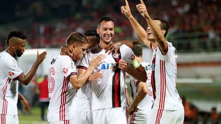 Flamengo 2 x 0 Ponte Preta: Fla vence na casa nova e espanta a crise