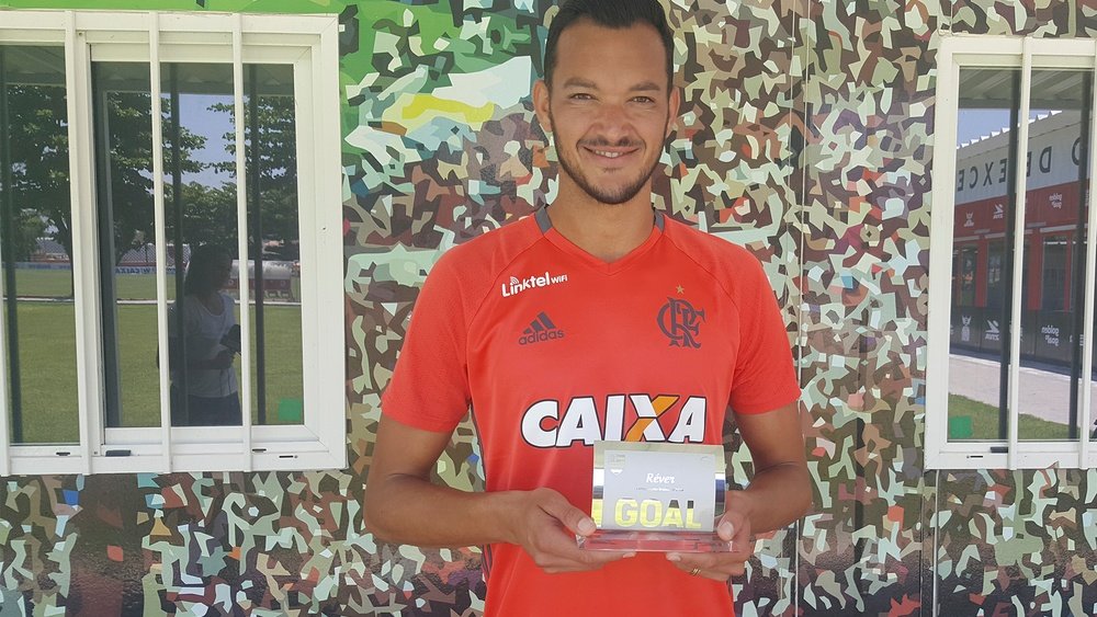 Em alta, Réver acerta renovação com Flamengo até fim de 2019