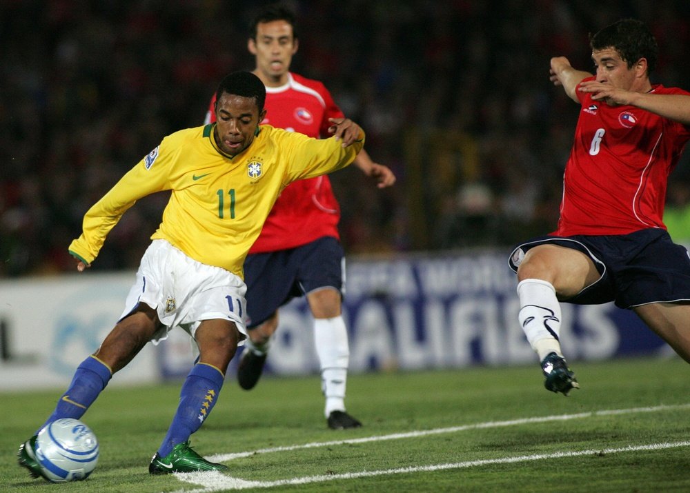 Robinho na 'canarinha', numa partida de há alguns anos, frente ao Chile. Goal