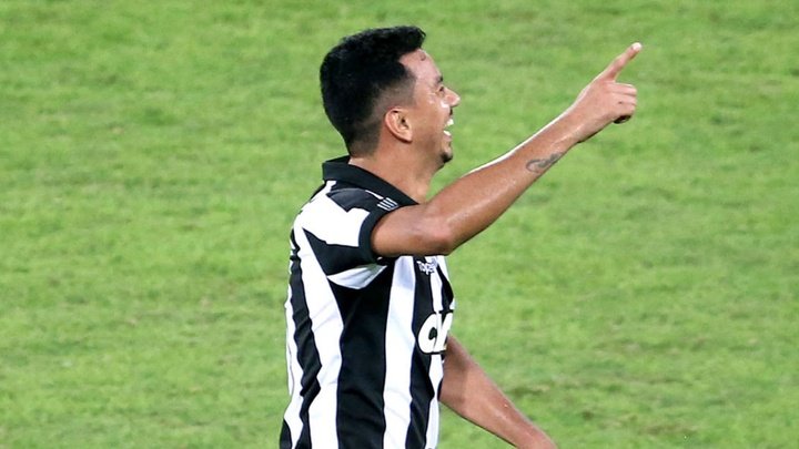 Com olho apurado e pé firme, Lindoso se destaca nas últimas vitórias do Botafogo