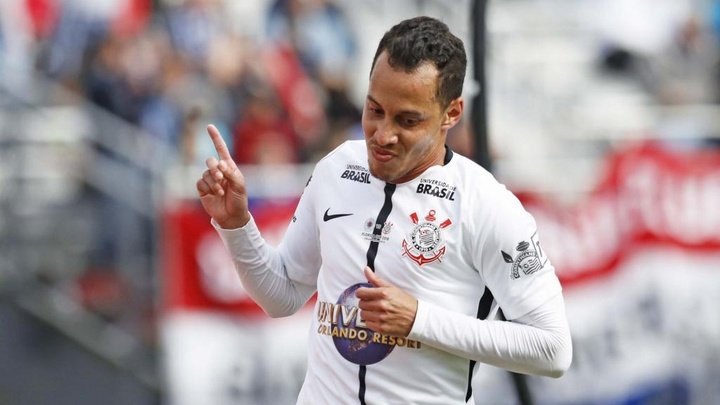Emocionado, Rodriguinho se despede do Corinthians, admite que parte financeira pesou e avisa: 