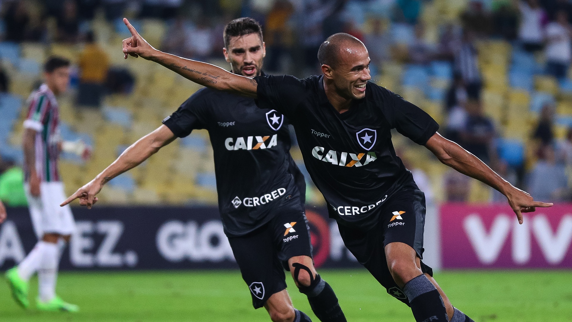 Botafogo bate o Flu no Maracanã e volta a vencer no Brasileirão