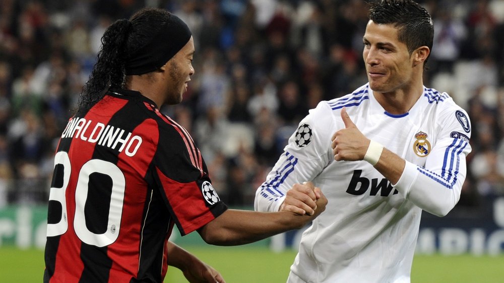 Ronaldinho Gaúcho parabenizou Cristiano Ronaldo pelo prêmio recebido. Goal