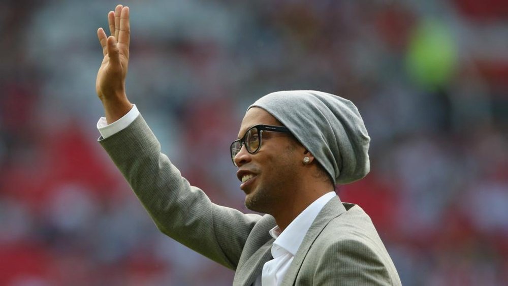 Ronaldinho a reçu un bouquet de remerciements. Goal