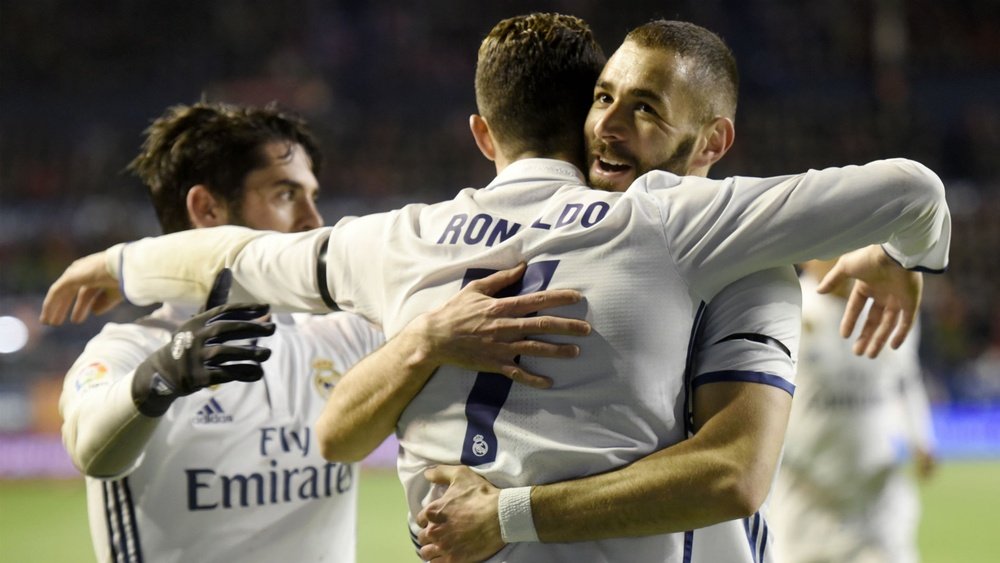 Ronaldo celebrating with Benzema and Isco. Goal