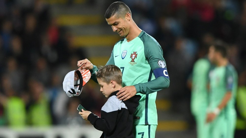Por foto com Cristiano Ronaldo, garotinho invade campo em Letônia x Portugal