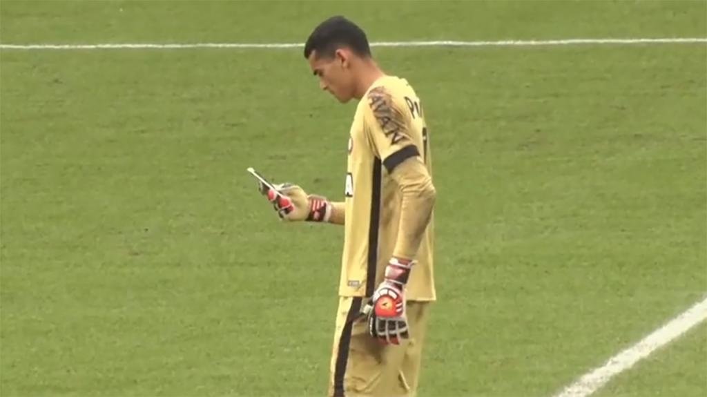 Goleiro mexendo no celular em campo ganha memes, Esportes