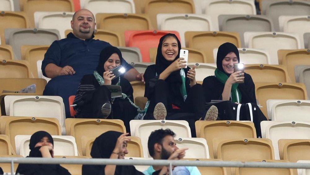 Mulheres assistem partida de futebol pela primeira vez em estádio na Arábia Saudita