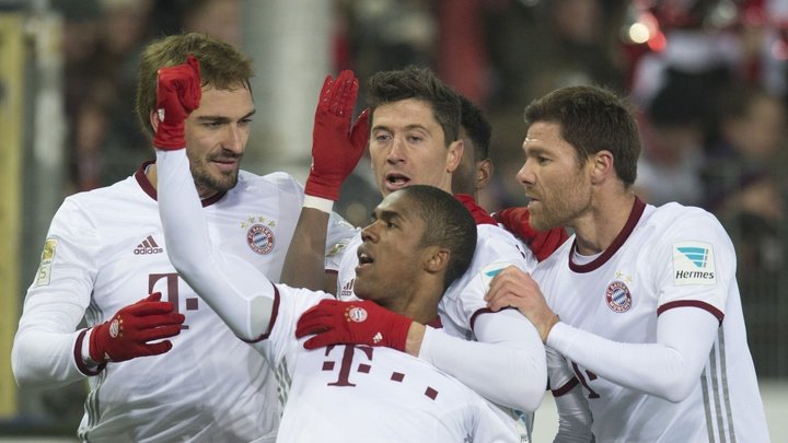 Freiburg assusta, mas Bayern vence 1º jogo do ano com dois de Lewandowski