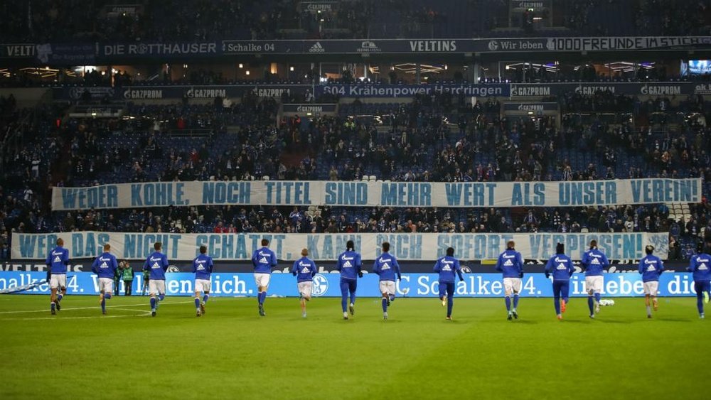 Schalke fans had made banners before the game against Hannover about Goretzka. Goal