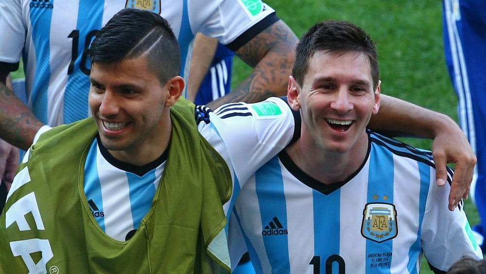 Aguero 'chama' Messi para o City: “Aqui, dinheiro não é problema”