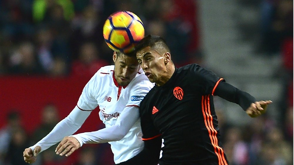 Sergio Escudero en salto con Joao Cancelo en un Sevilla-Valencia La Liga