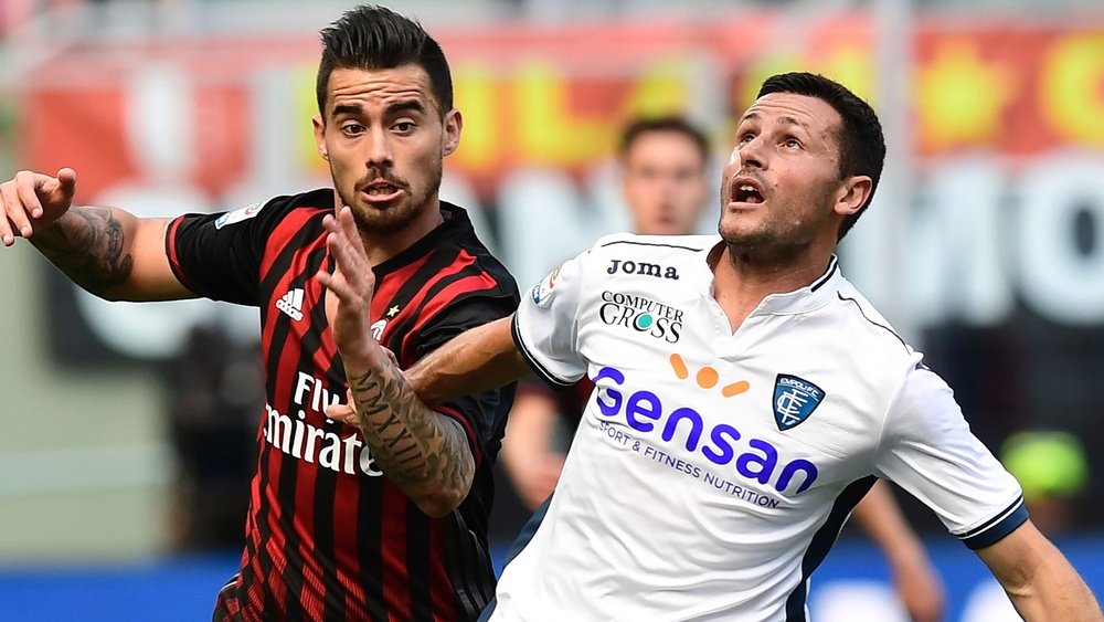 Suso et Pasqual à la lutte lors du match de Serie A entre Milan et Empoli. Goal
