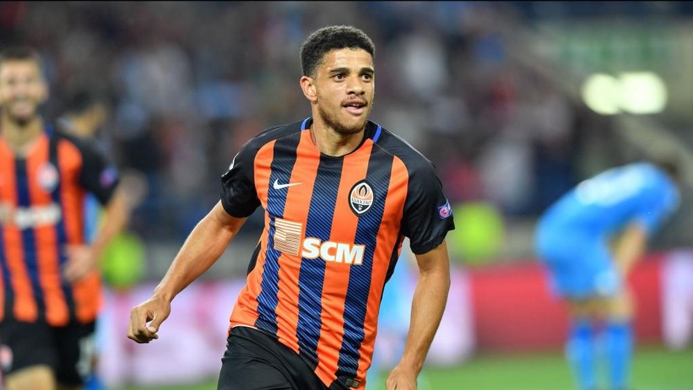 Taison. Goal