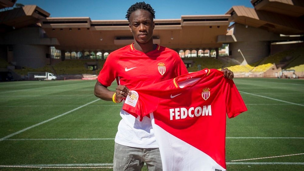 Monaco annonce l'arrivée de Terence Kongolo. GOAL