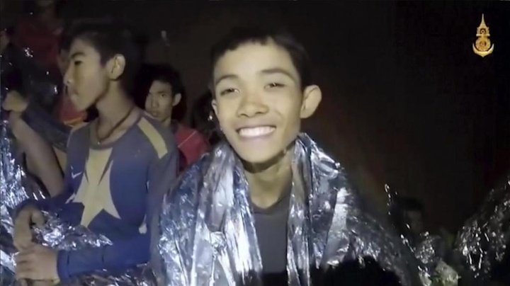 Primeiros meninos são resgatados de caverna na Tailândia e podem estar na final da Copa do Mundo