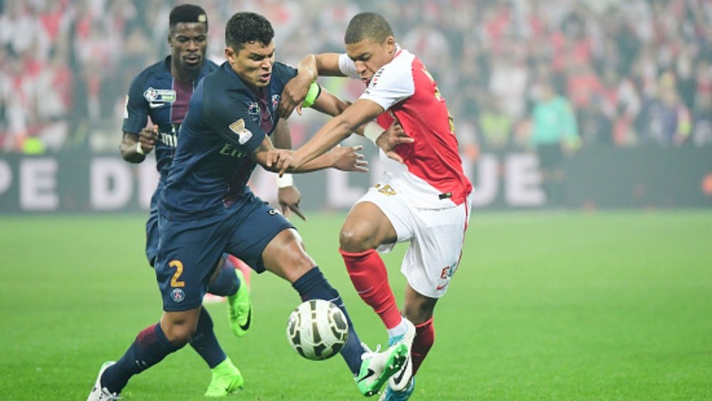 Thiago Silva à la lutte avec Mbappe lors de la finale de la Coupe de la Ligue. Goal