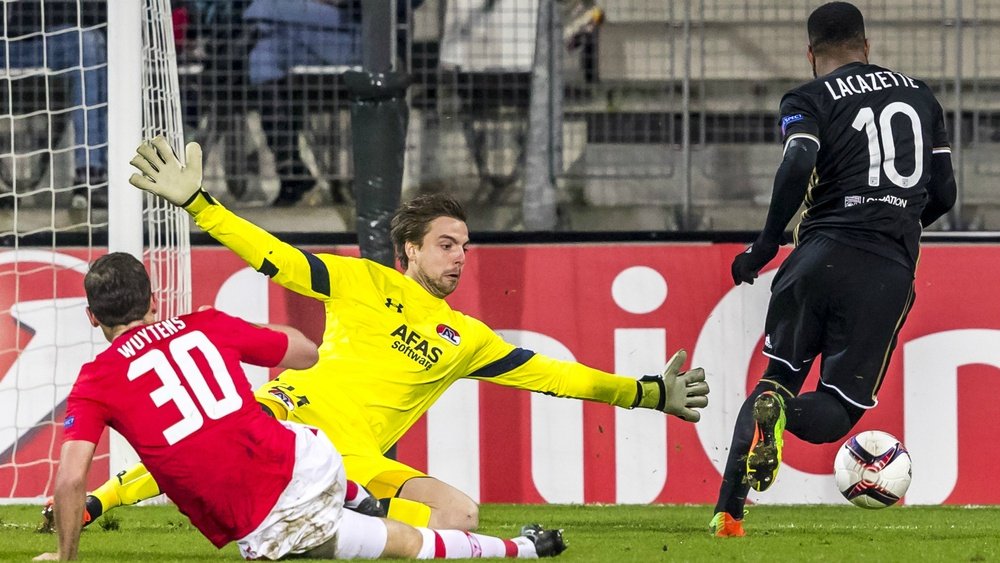 Tim Krul et Alexandre Lacazette lors du match entre AZ Alkmaar et Olympique Lyonnais. Goal