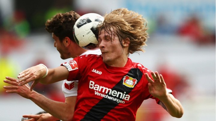 Leverkusen's Jedvaj suffers fracture