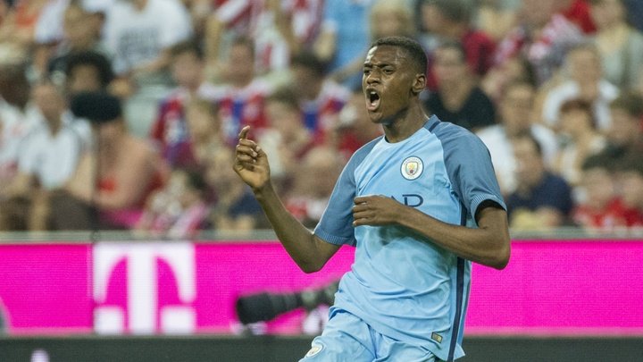 Adarabioyo signs new Manchester City deal
