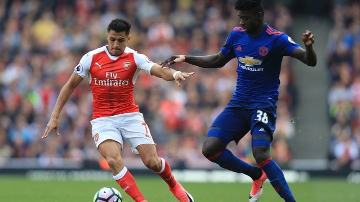 Tuanzebe: Mourinho ordered me to stay with Sanchez on full Man Utd debut