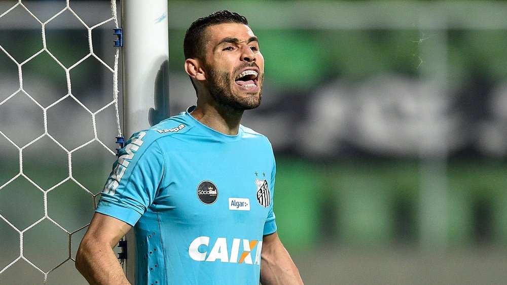 O goleiro de 33 anos tem sido um pilar na baliza do Santos, essa temporada. Goal